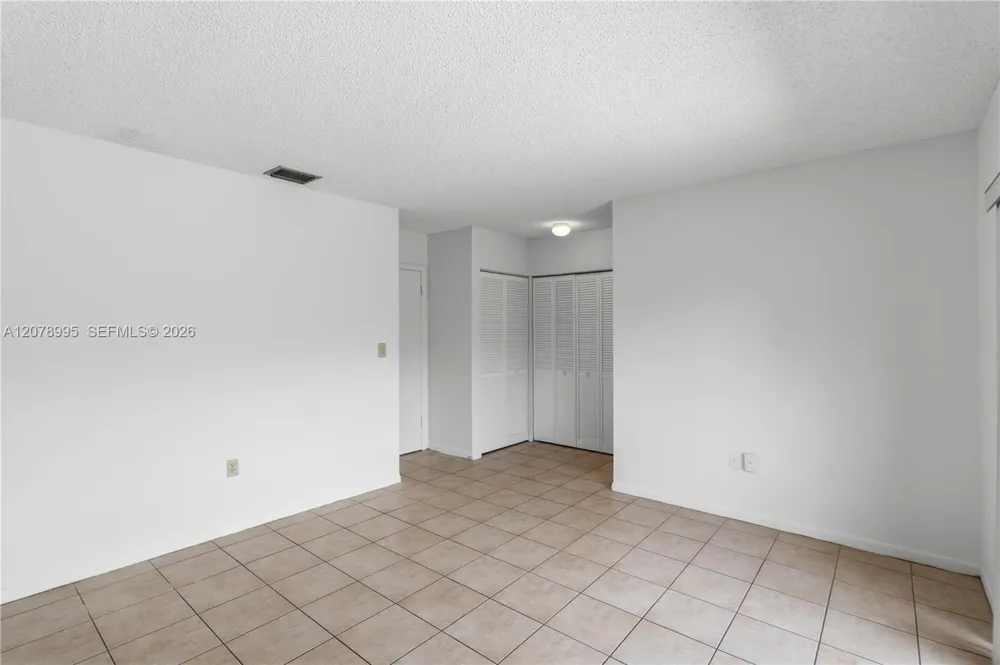 6633 NW 176th Ter Hialeah, FL 33015