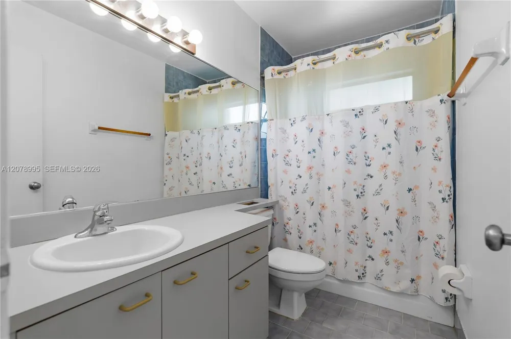 6633 NW 176th Ter Hialeah, FL 33015