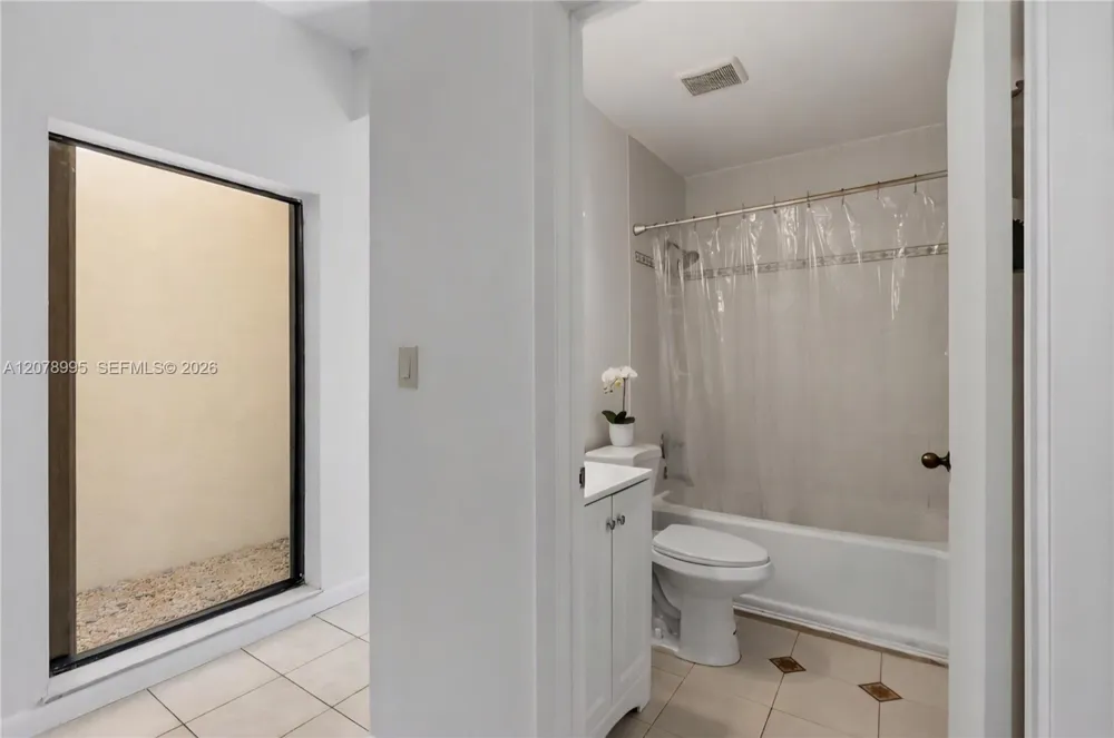6633 NW 176th Ter Hialeah, FL 33015