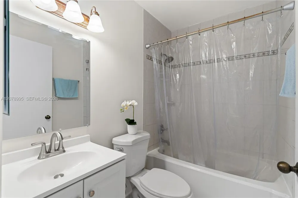 6633 NW 176th Ter Hialeah, FL 33015