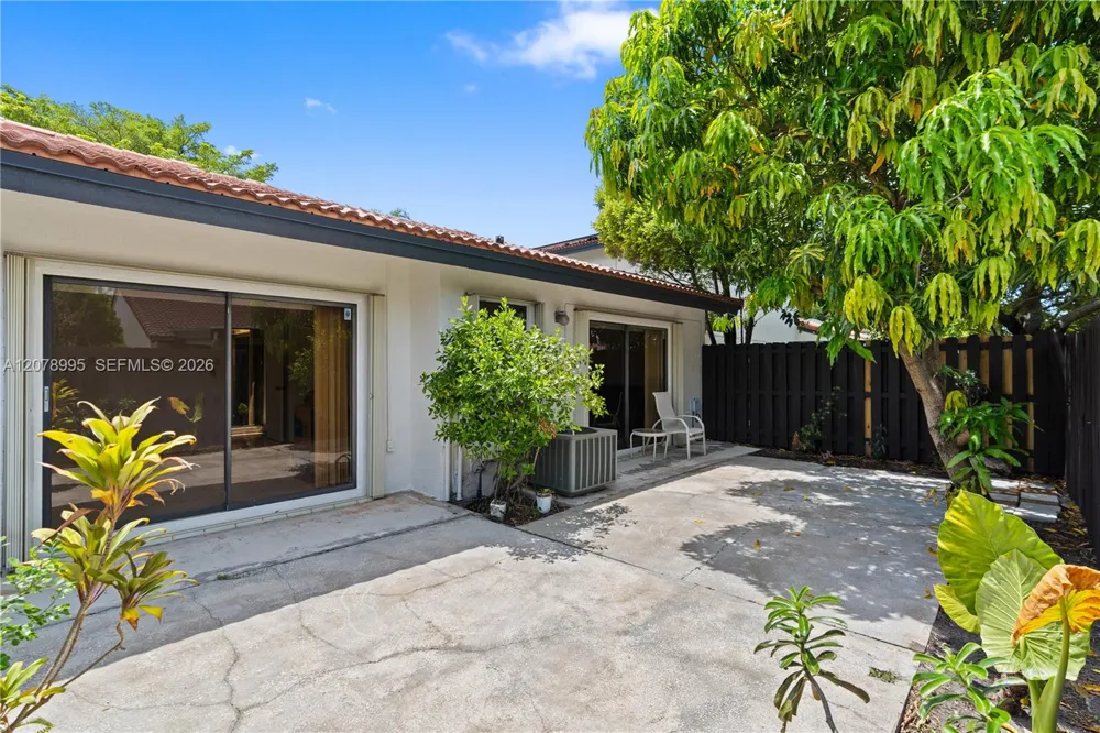 6633 NW 176th Ter Hialeah, FL 33015