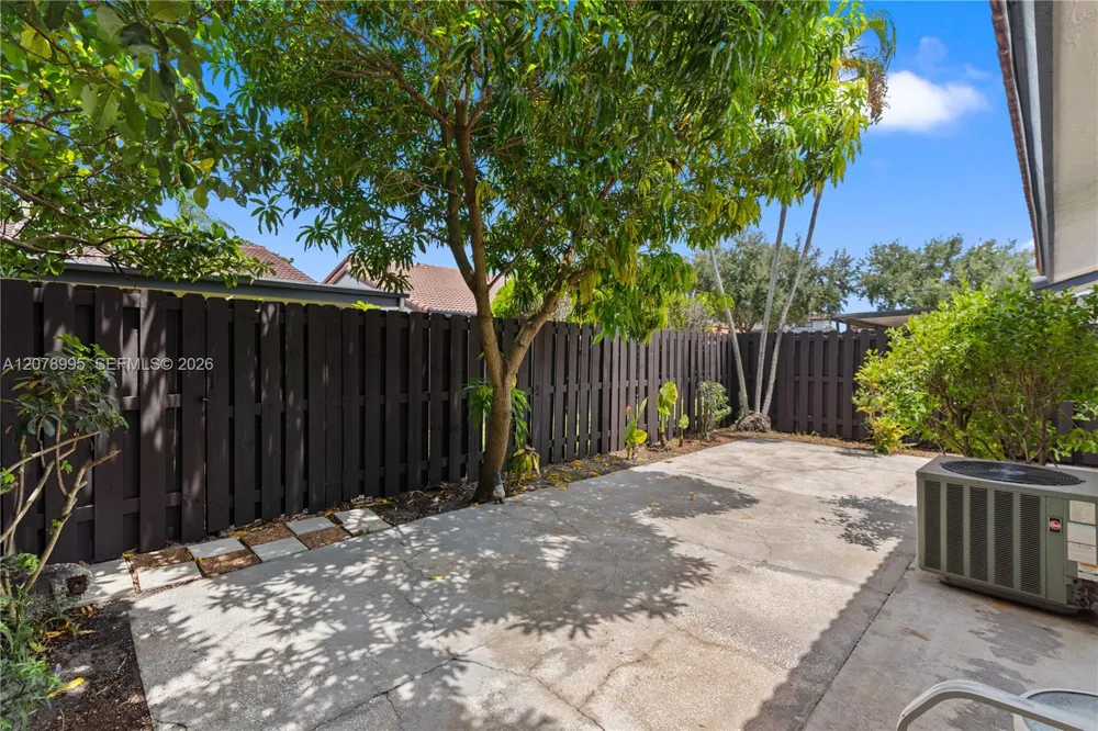 6633 NW 176th Ter Hialeah, FL 33015