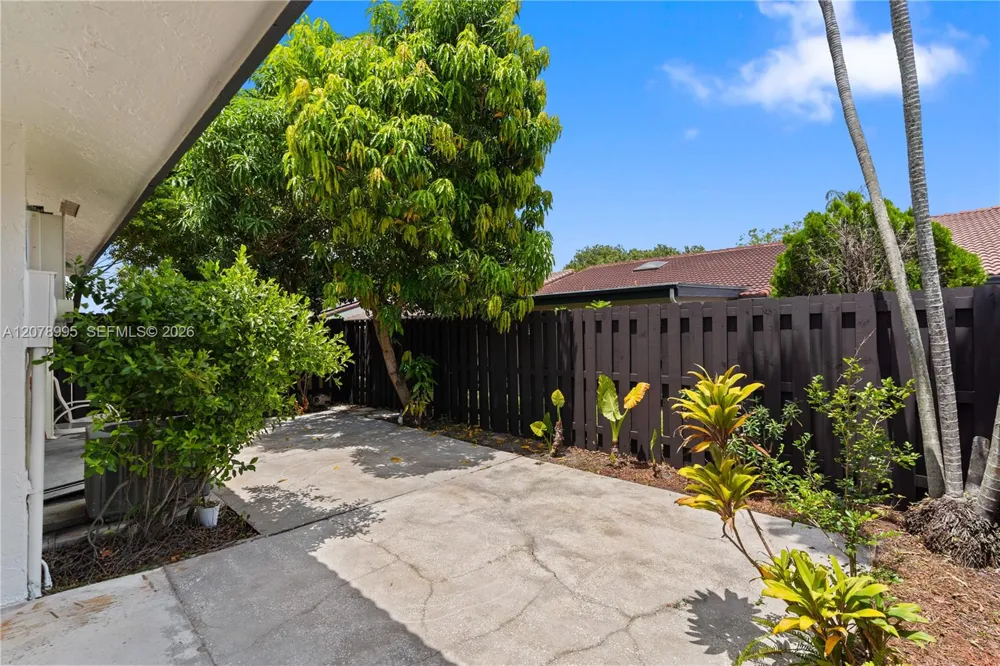 6633 NW 176th Ter Hialeah, FL 33015