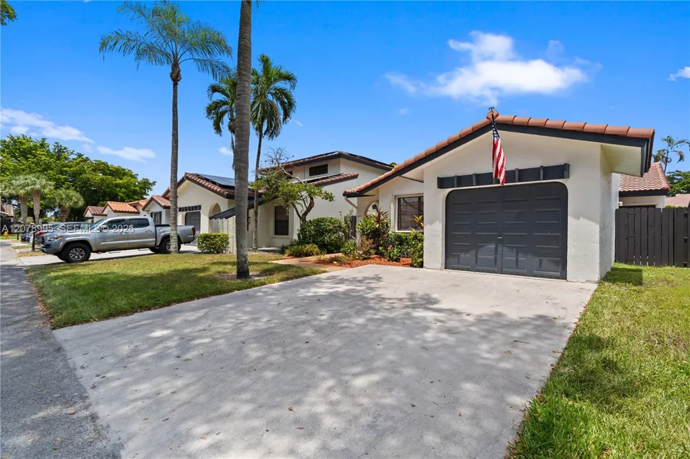 6633 NW 176th Ter Hialeah, FL 33015