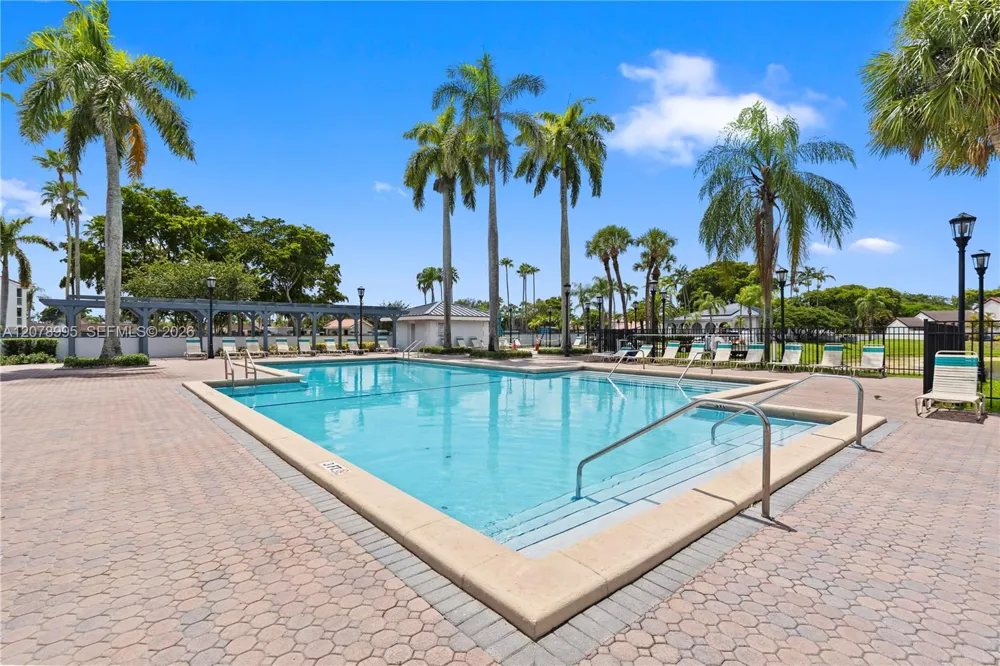 6633 NW 176th Ter Hialeah, FL 33015