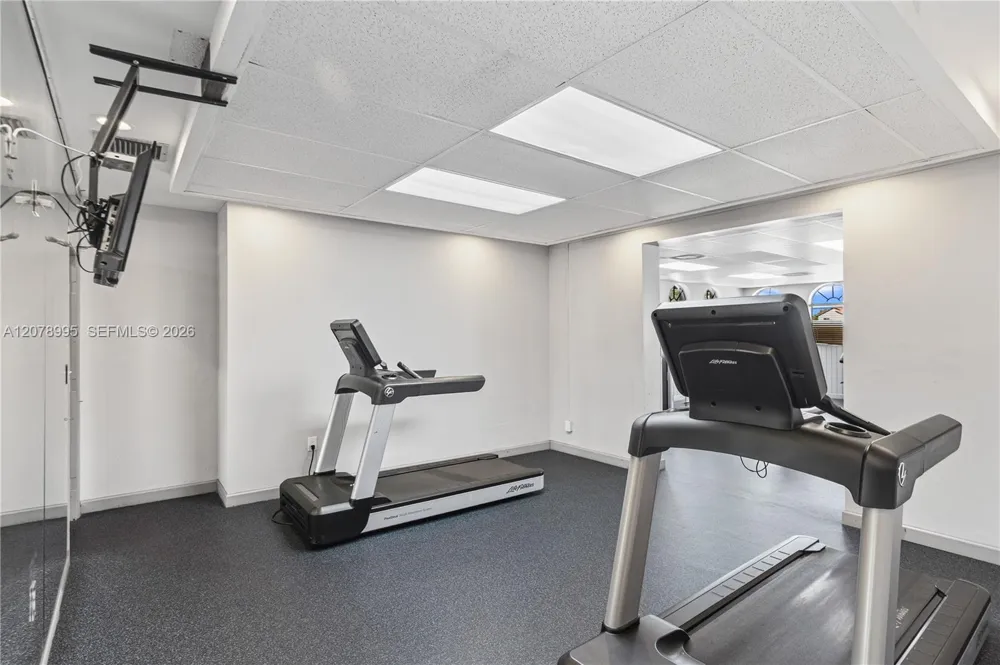 6633 NW 176th Ter Hialeah, FL 33015