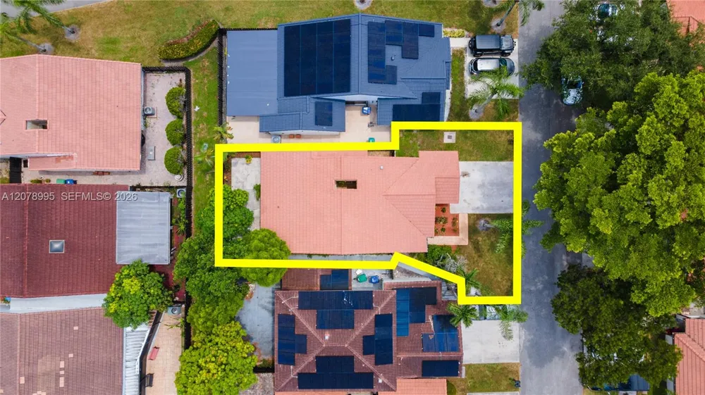 6633 NW 176th Ter Hialeah, FL 33015