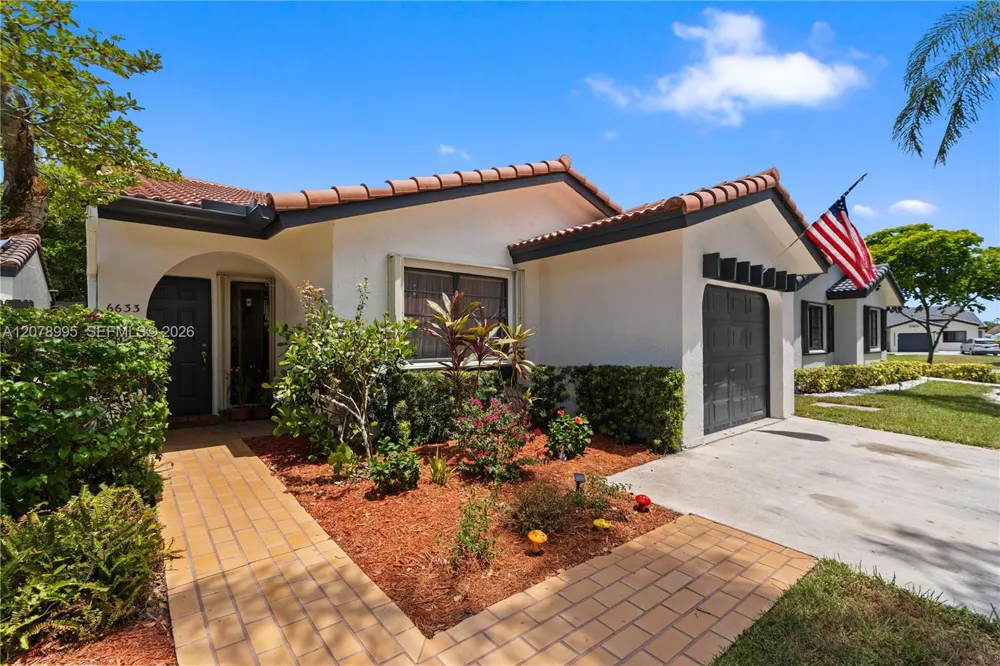 6633 NW 176th Ter Hialeah, FL 33015