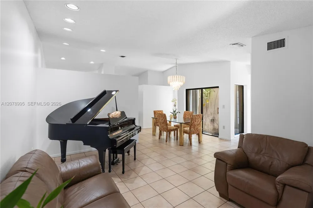 6633 NW 176th Ter Hialeah, FL 33015
