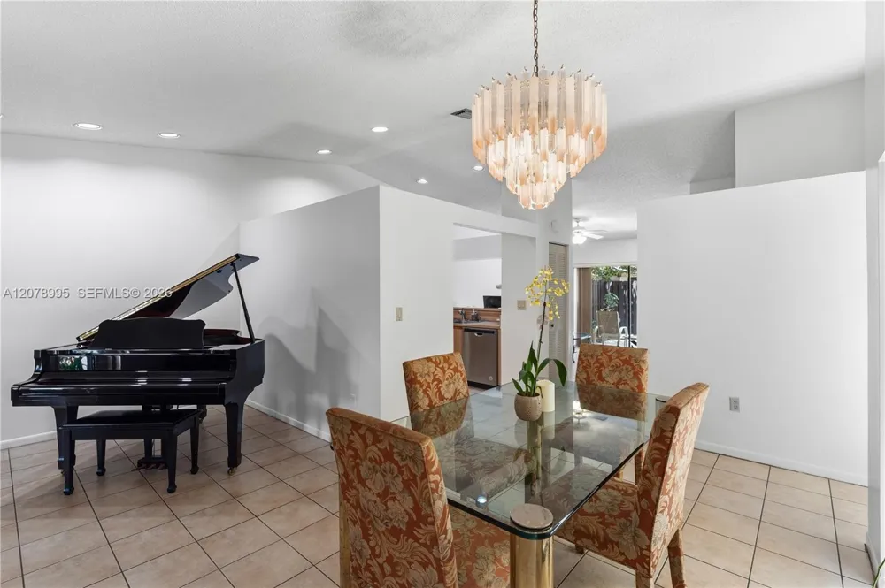 6633 NW 176th Ter Hialeah, FL 33015