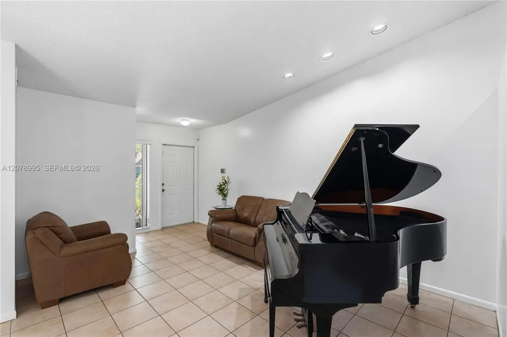 6633 NW 176th Ter Hialeah, FL 33015