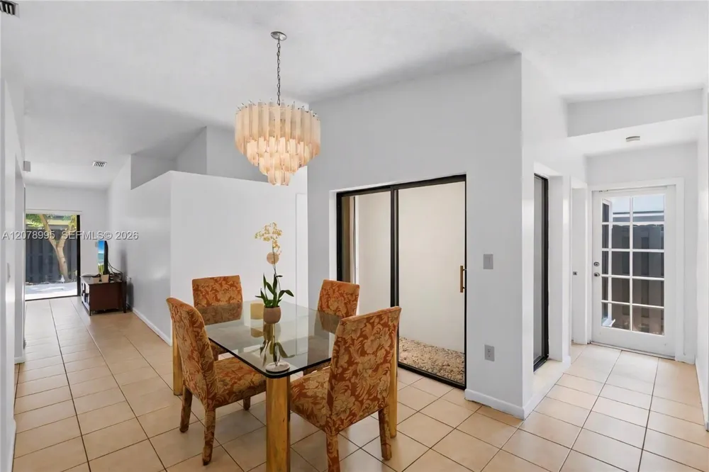 6633 NW 176th Ter Hialeah, FL 33015