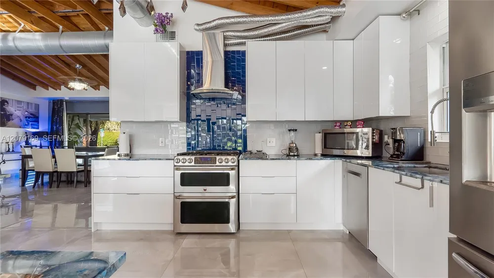 380 SE 1st Ter Pompano Beach, FL 33060