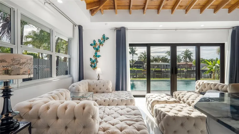380 SE 1st Ter Pompano Beach, FL 33060