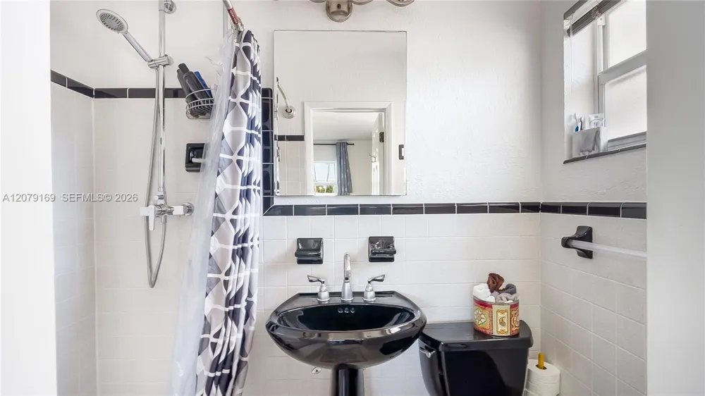 380 SE 1st Ter Pompano Beach, FL 33060