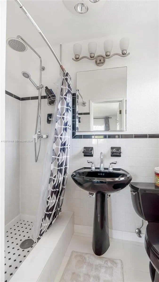 380 SE 1st Ter Pompano Beach, FL 33060