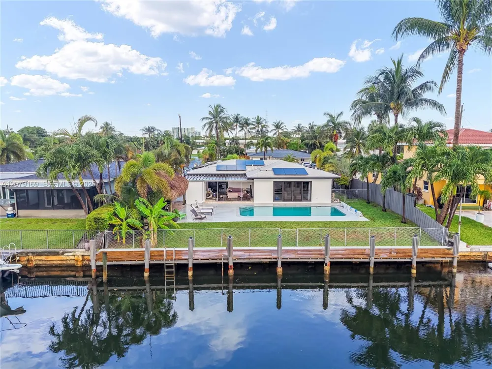380 SE 1st Ter Pompano Beach, FL 33060