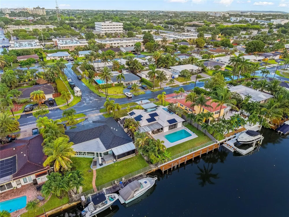 380 SE 1st Ter Pompano Beach, FL 33060