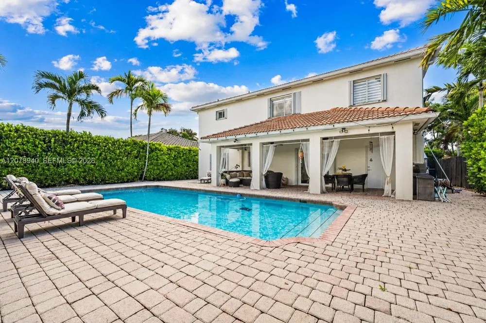 9067 NW 169th St Miami Lakes, FL 33018