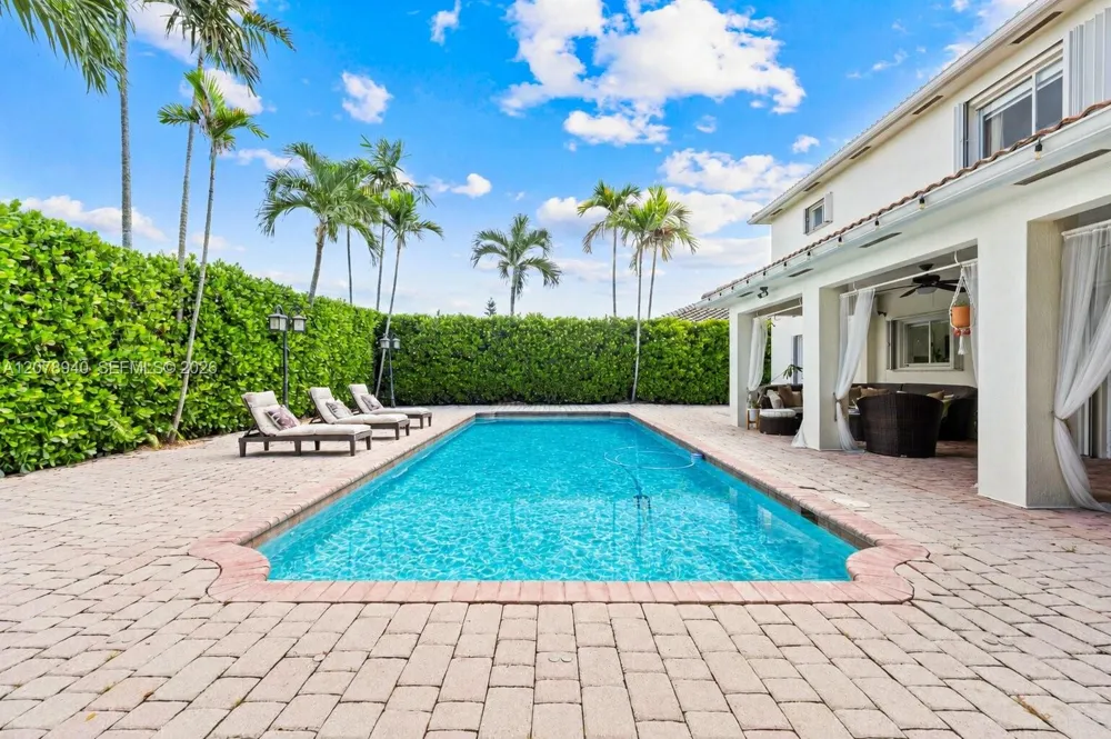 9067 NW 169th St Miami Lakes, FL 33018