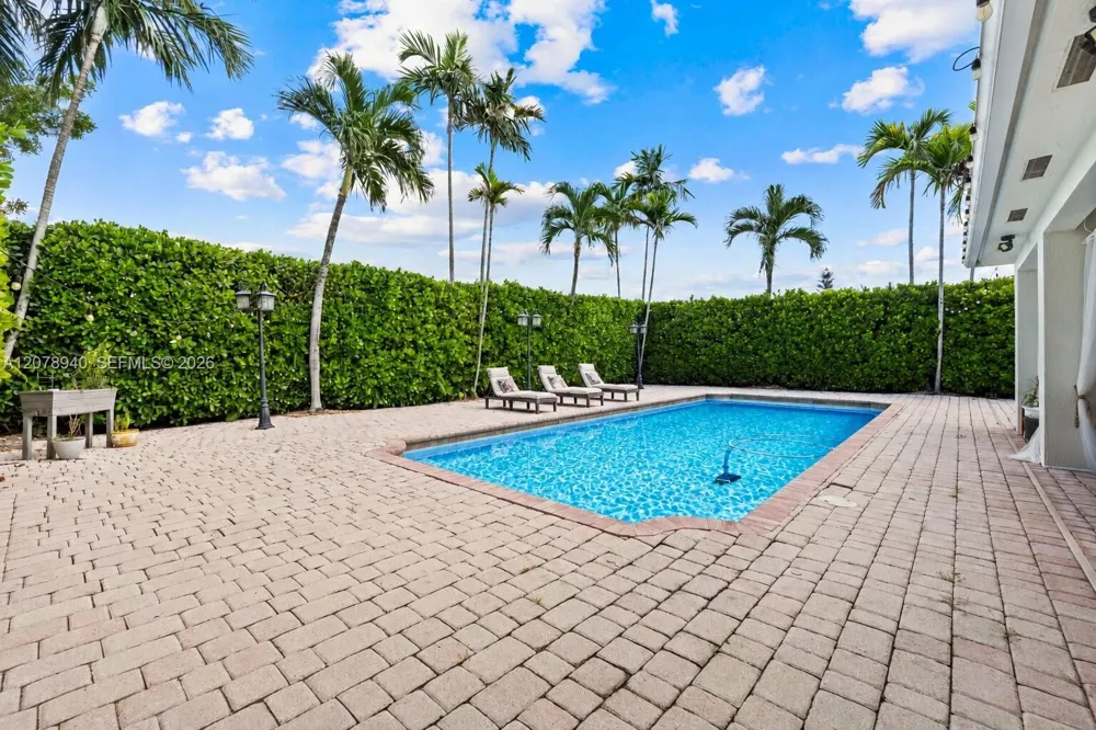9067 NW 169th St Miami Lakes, FL 33018