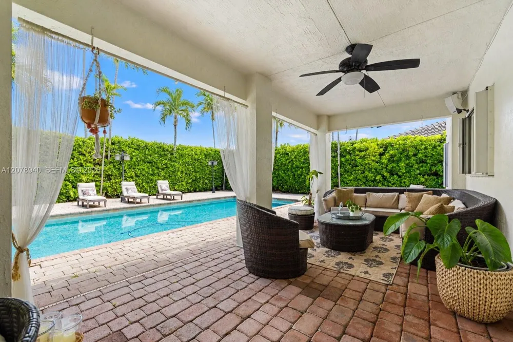 9067 NW 169th St Miami Lakes, FL 33018