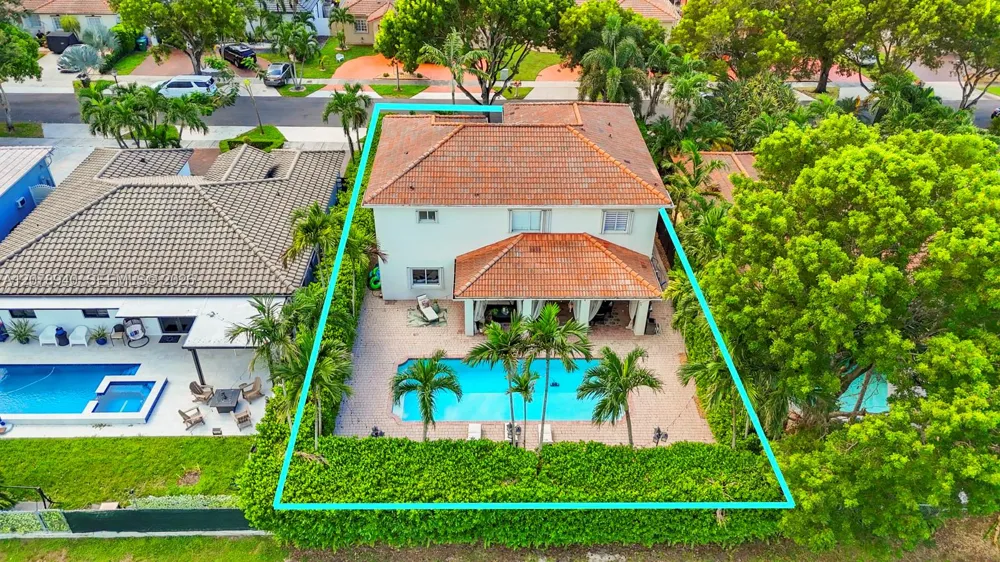 9067 NW 169th St Miami Lakes, FL 33018