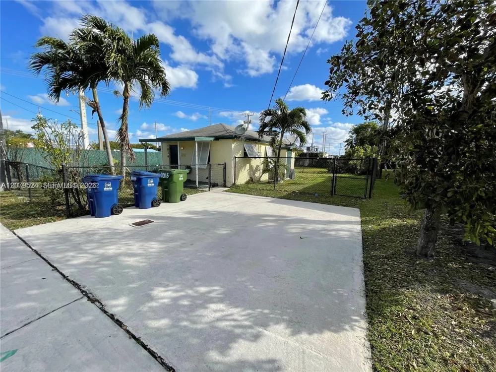 1016 NW 1st Ave Hallandale Beach, FL 33009