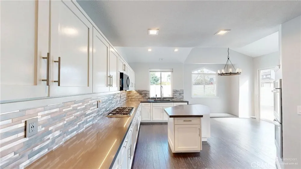 136 23rd Costa Mesa, CA 92627
