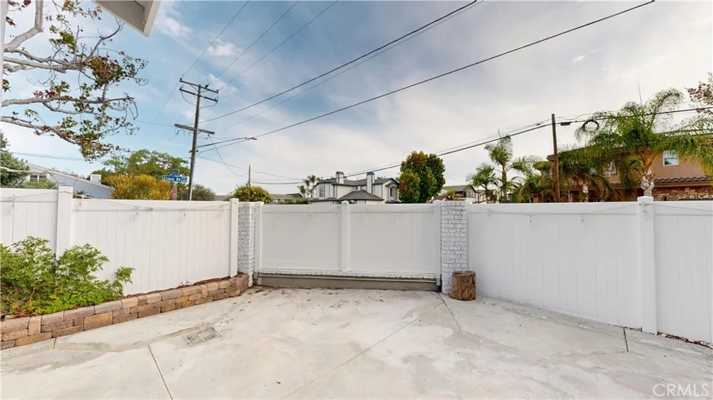 136 23rd Costa Mesa, CA 92627