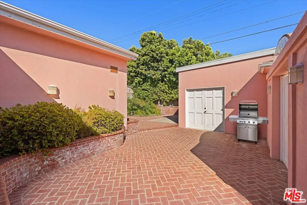 6222 Flores Avenue Los Angeles, CA 90056