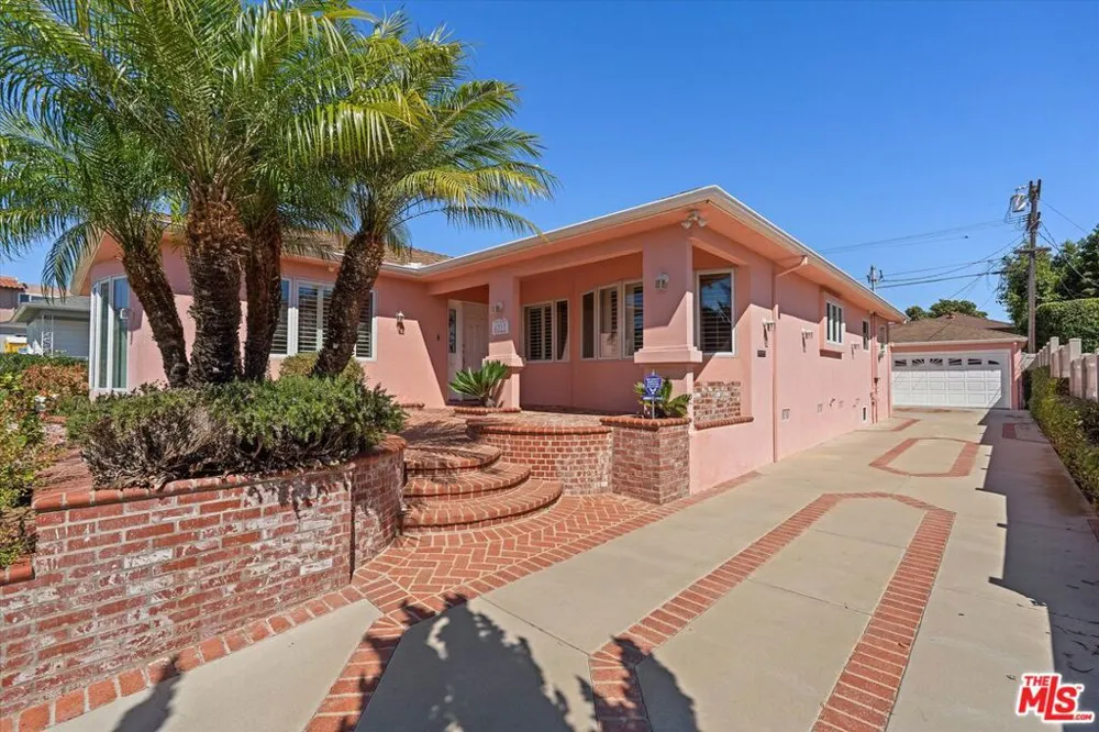 6222 Flores Avenue Los Angeles, CA 90056