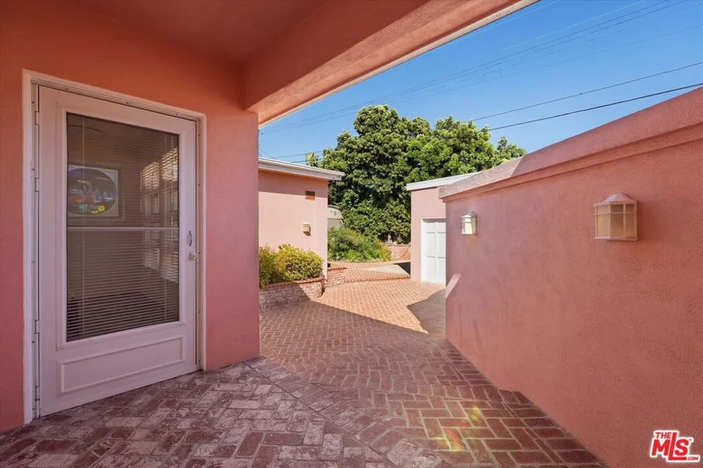 6222 Flores Avenue Los Angeles, CA 90056