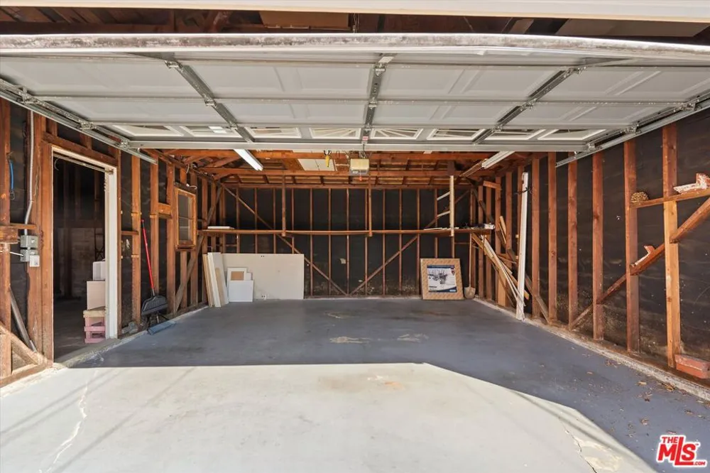 6222 Flores Avenue Los Angeles, CA 90056
