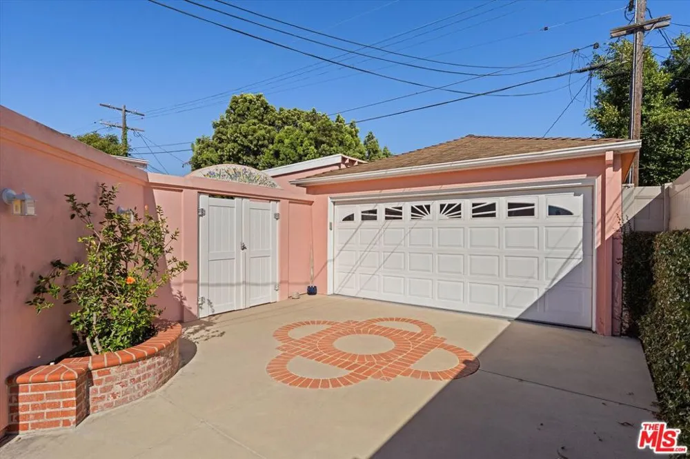 6222 Flores Avenue Los Angeles, CA 90056