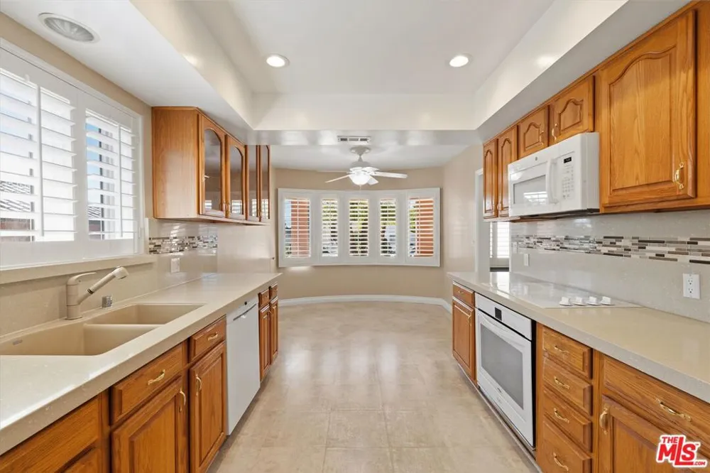 6222 Flores Avenue Los Angeles, CA 90056
