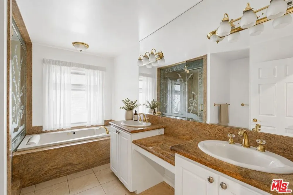 6222 Flores Avenue Los Angeles, CA 90056