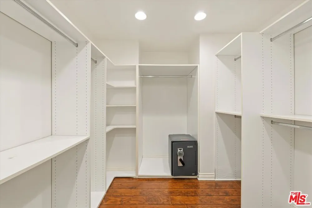6222 Flores Avenue Los Angeles, CA 90056