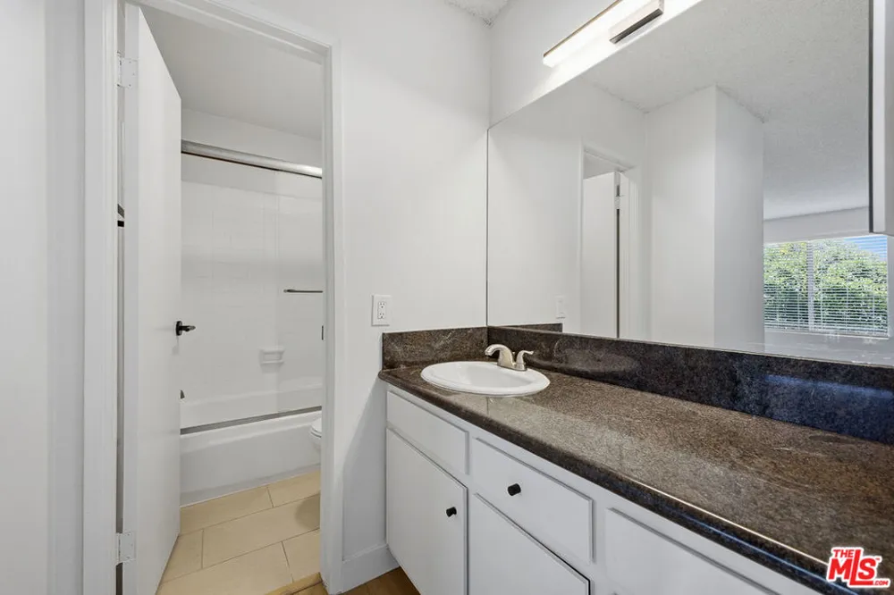1352 S Carmelina Avenue #212 Los Angeles, CA 90025