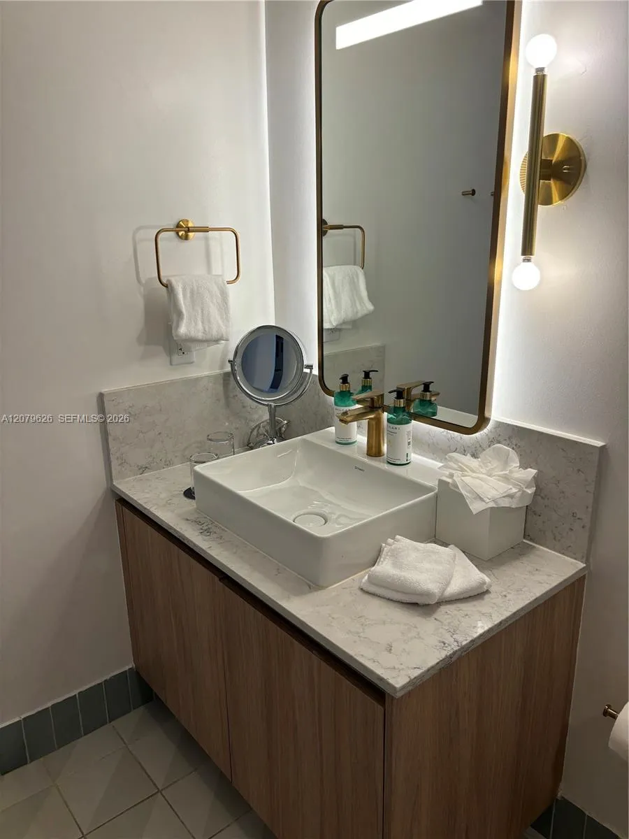 159 NE 6th St #3303 Miami, FL 33132