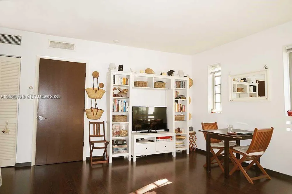 435 21st St #215 Miami Beach, FL 33139
