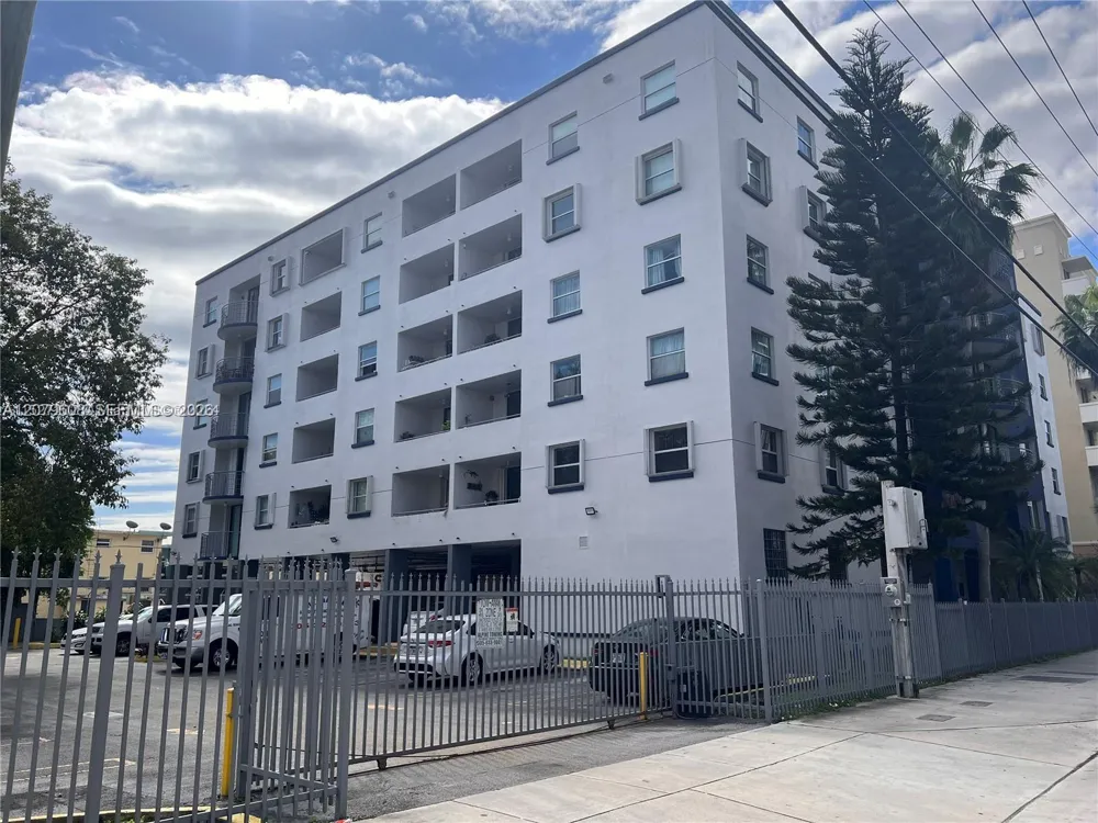 546 SW 1st St #611 Miami, FL 33130