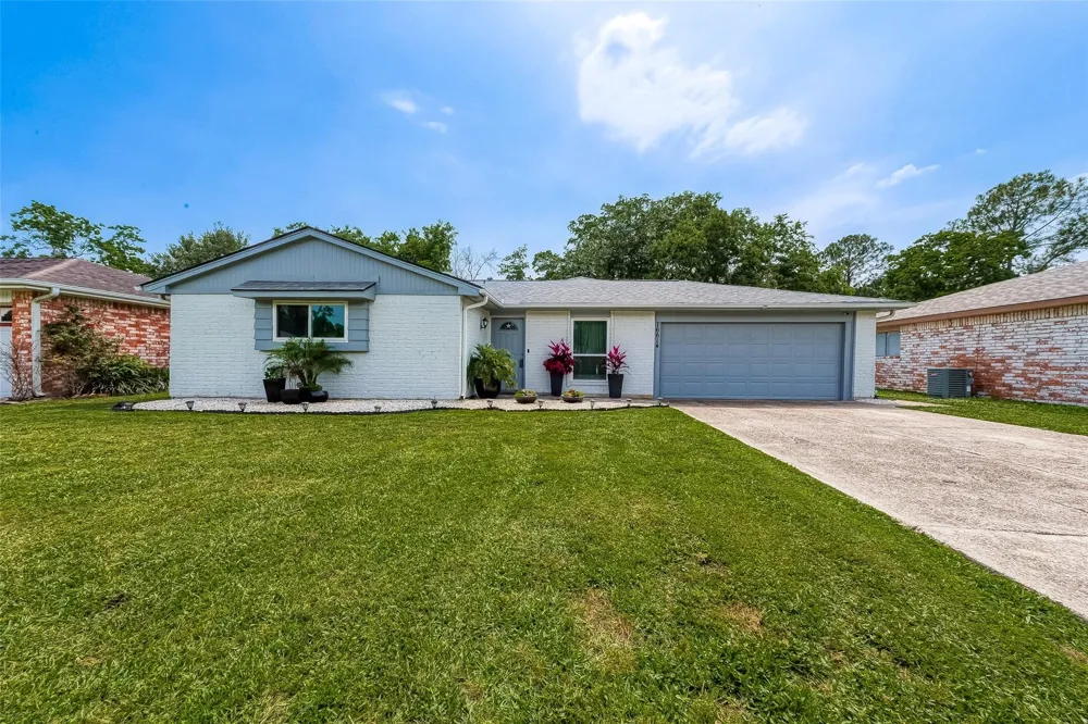 16614 Forest Bend Avenue Friendswood, TX 77546