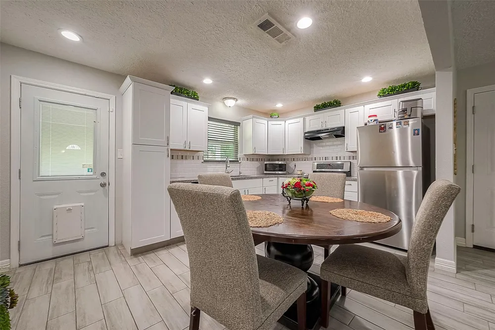 16614 Forest Bend Avenue Friendswood, TX 77546