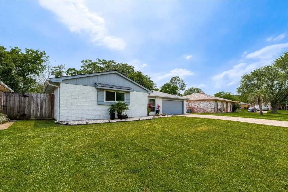 16614 Forest Bend Avenue Friendswood, TX 77546