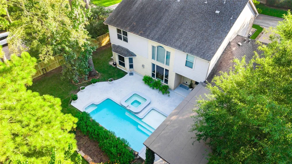 2 Glistening Pond Place The Woodlands, TX 77382