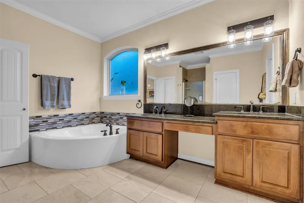 2 Glistening Pond Place The Woodlands, TX 77382