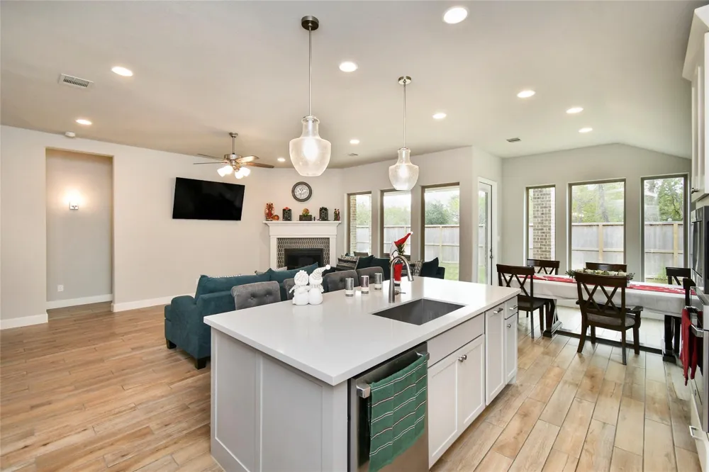 5042 Albany Shores Lane Fulshear, TX 77441