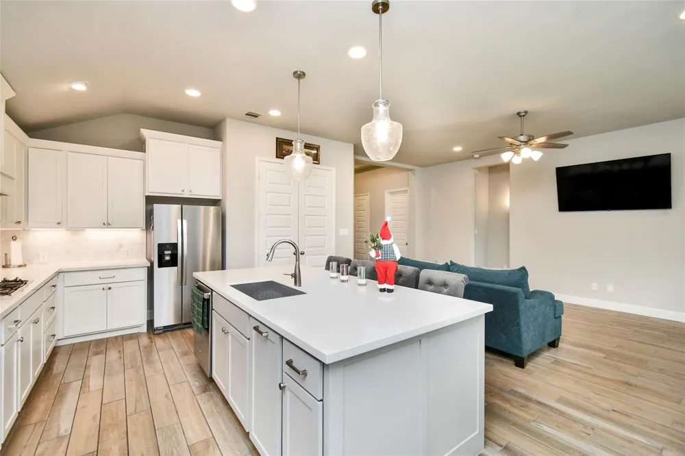 5042 Albany Shores Lane Fulshear, TX 77441