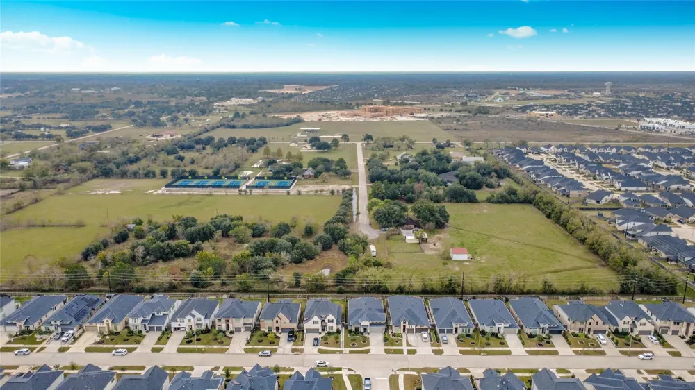 5042 Albany Shores Lane Fulshear, TX 77441